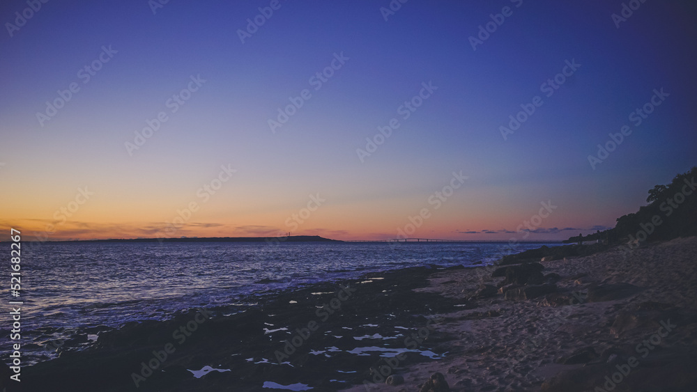 日本沖縄県宮古島の離島 来間島の長間浜海に沈む夕焼け ビーチの絶景