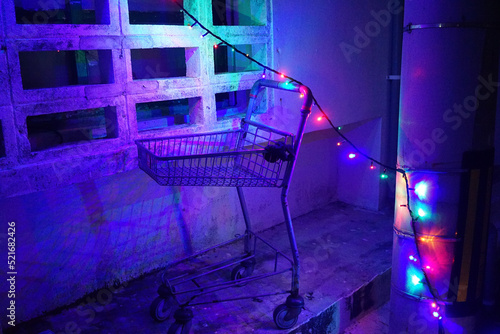 屋外に放置されて電飾されたショッピングカート 