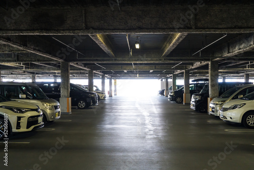 車が並ぶ、立体駐車場 © miko_neko
