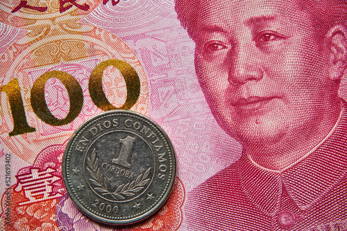 banknot chiński, 100 juanów, noneta nikaraguańska, Chinese banknote, 100 yuan, Nicaraguan Noneta photo