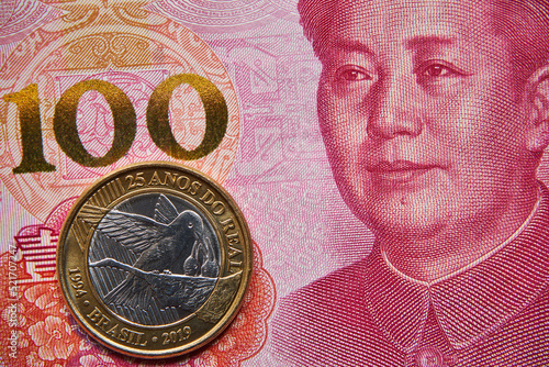 banknot chiński, 100 juanów, brazylijska moneta, Chinese banknote, 100 yuan, Brazilian coin