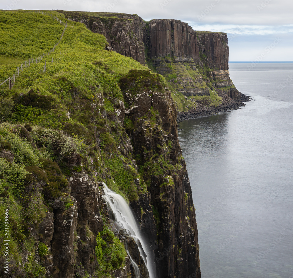 Ein Blick auf einen Wasserfall auf der Isle of Skye in Schottland Ein Blick auf einen Wasserfall auf der Isle of Skye in Schottland