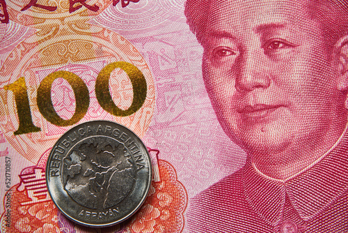 banknot chiński, 100 juanów, moneta argentyńska ,Chinese banknote, 100 yuan, Argentine coin