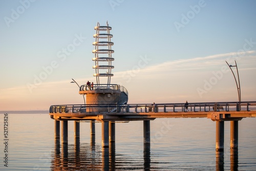 Foto Beacon made of tubular structural steel framing located in Brant Street Pier, Do