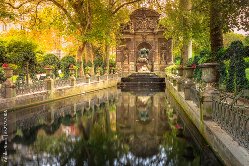 Obraz na płótnie Peaceful Medici fountain pond in Luxembourg gardens, Paris, France w salonie