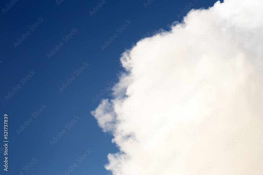 Obraz premium Blue sky background with cloud