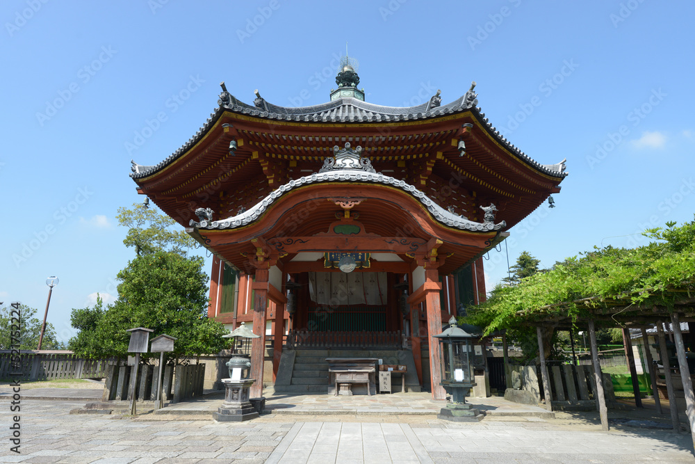 Fototapeta premium 興福寺 南円堂 奈良市登大路町