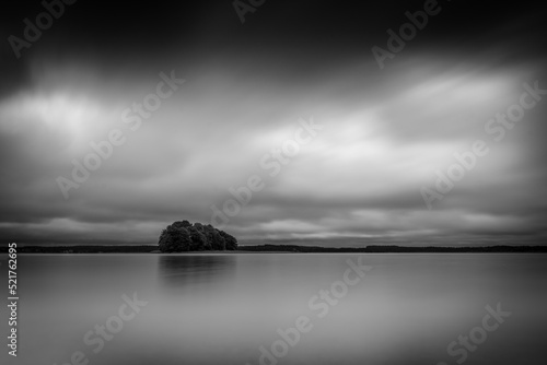 Fototapeta Naklejka Na Ścianę i Meble -  Wyspa drzew