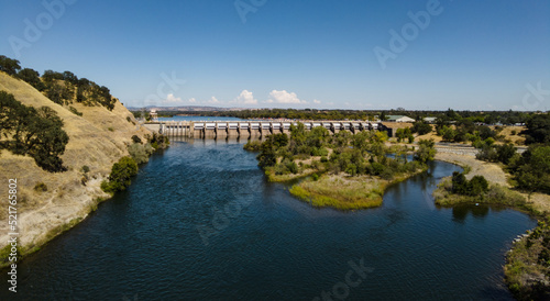 Canvas Print Damn at lake natoma on a summer day