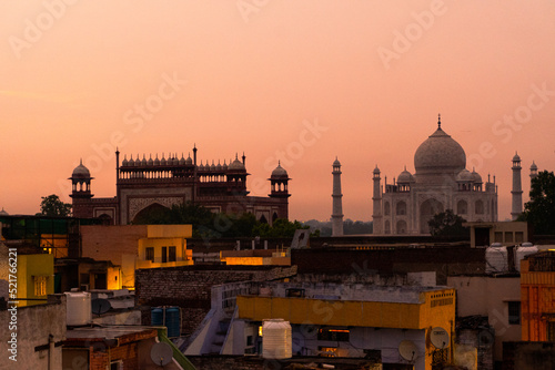 Obraz na płótnie Taj Mahal at sunset with the city of Agra in the background. w salonie