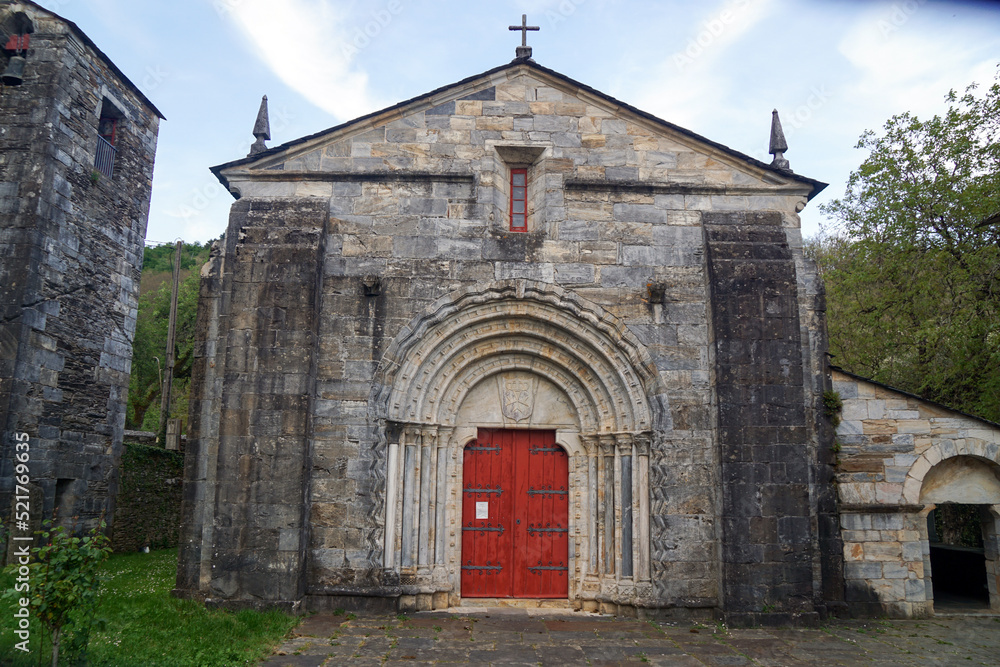 Iglesia románica de San Pedro Fiz (siglo XII). Hospital do Incio, Lugo, España.