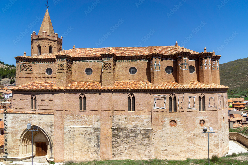 Fortaleza-iglesia de estilo mudéjar de Santiago el Mayor (principios del siglo XIV). Montalban, Teruel, España.
