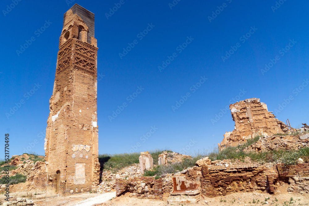 Ruinas de la ciudad de Belchite tras la devastadora batalla en la Guerra Civil Española (1937). A la izquierda, la Torre mudéjar del Reloj. Zaragoza, Aragón, España.