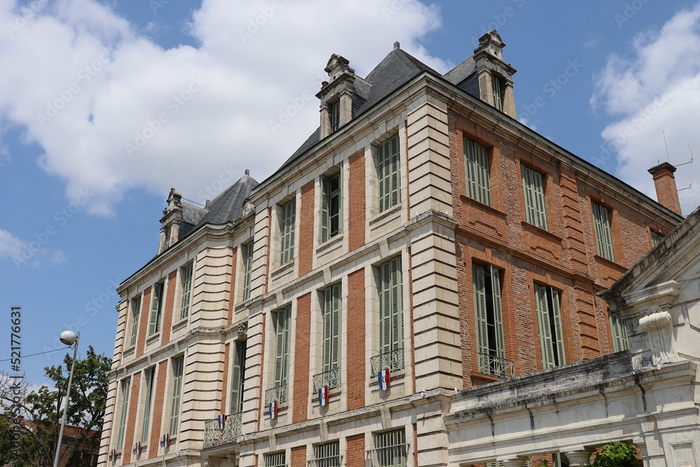 Obraz premium La prefecture du Tarn et Garonne, vue de l'exterieur, ville de Montauban, département du Tarn et Garonne, France