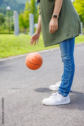 バスケットボールで遊ぶ女性