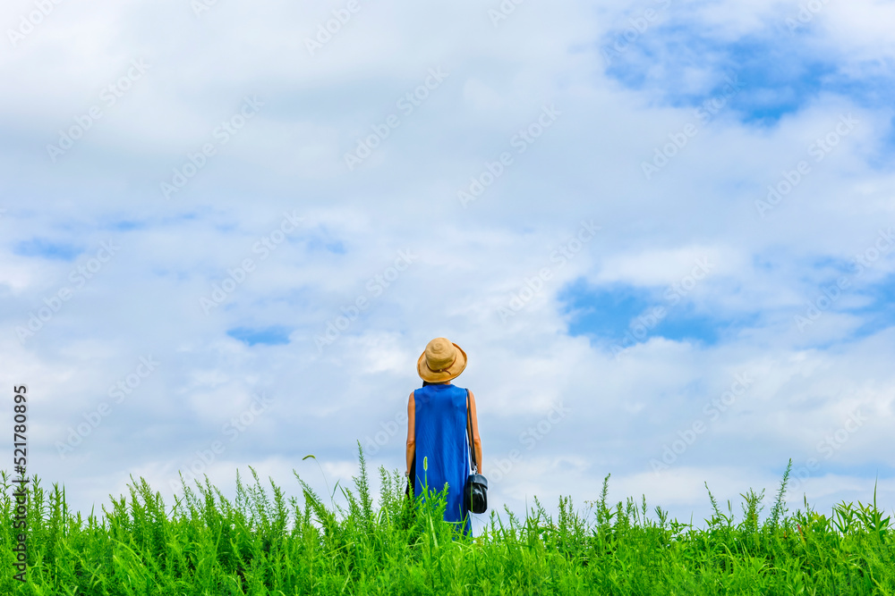 空を眺める女性 空を眺める女性