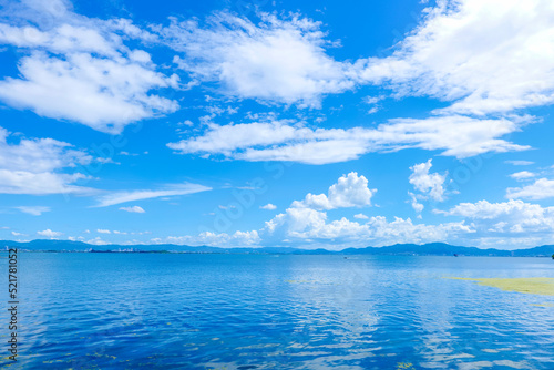 青空と琵琶湖 © beeboys