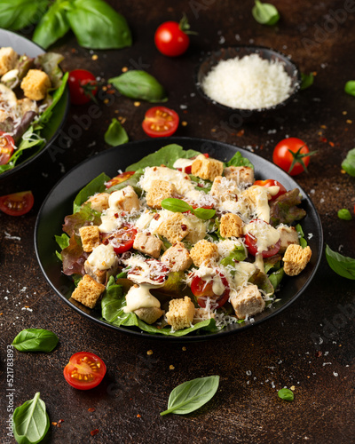 Foto Vegetarian ceasar salad with meat free chicken pieces cherry tomatoes croutons a