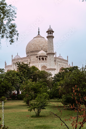 Obraz na płótnie Taj Mahal, a marble mausoleum in the city of Agra, India. w salonie