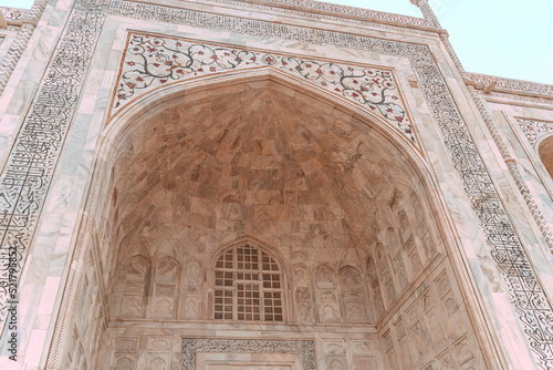 Obraz na płótnie Taj Mahal, islamic ivory-white marble mausoleum, close-up on a historic ornate facade. w salonie