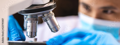 Foto Scientist analyzing microscope slide at laboratory