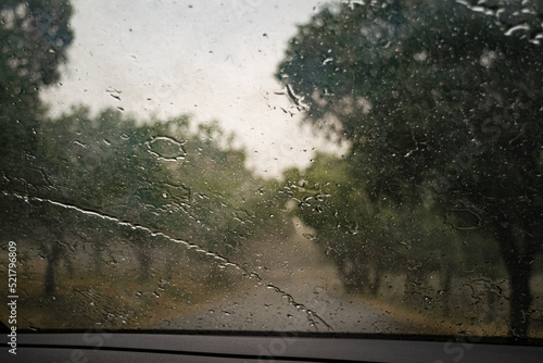 parabrisas de coche mojado en día lluvioso y tormentoso photo