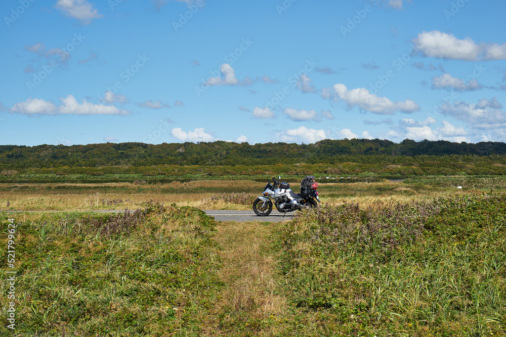 Naklejka premium 北海道道106号稚内天塩線とオートバイ 