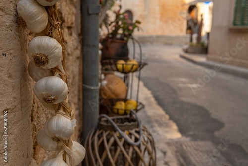Close-up of some garlic displayed on the street © Nemesio