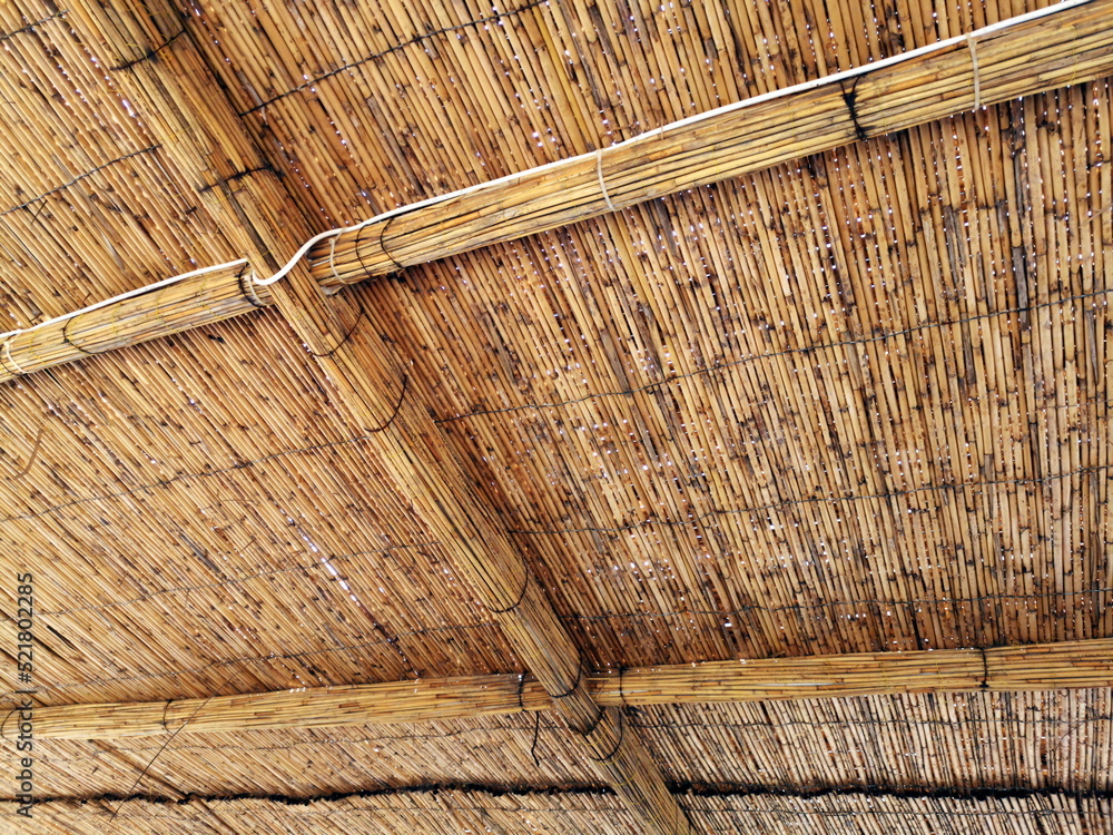Bastmatten und Korbgeflecht in Beige und Naturfarben als Dach einer