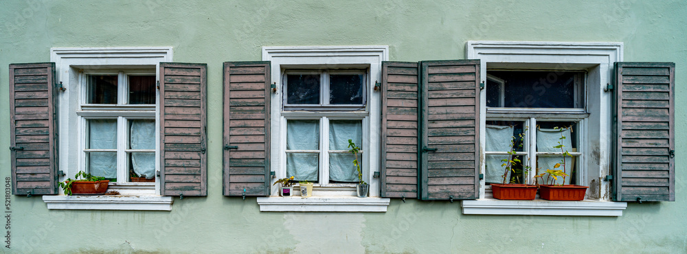 Fenster an einer Hausfassade eines Altbaus