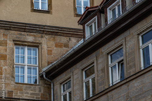 Fenster und Dachgauben an einem Wohnhaus