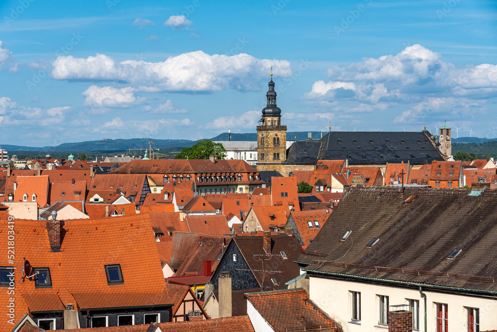Blick über die Altstadt von Bamberg unter weiß-blauem Himmel