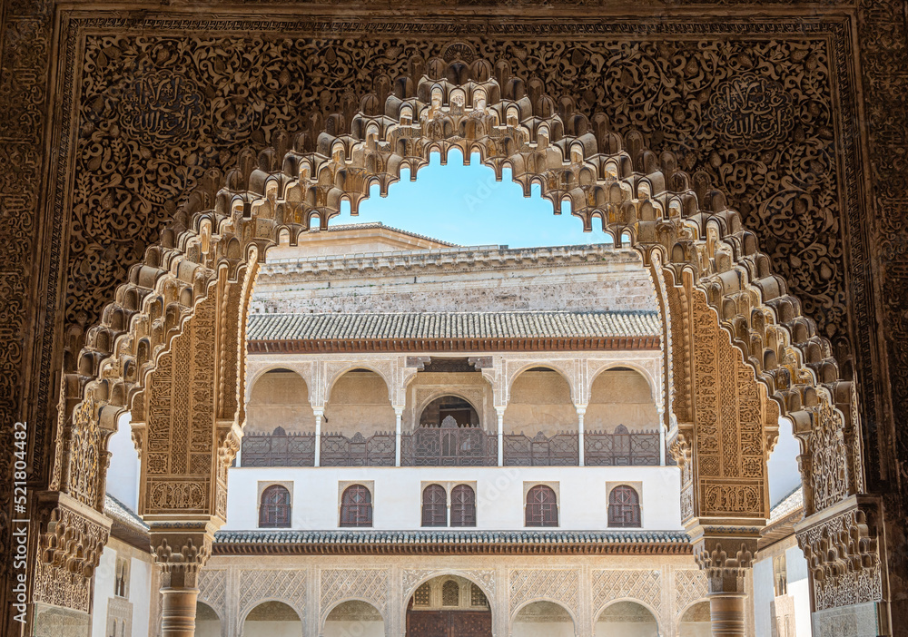 Patio de los Comares de estilo árabe en el conjunto histórico de la Alhambra en la ciudad de Granada, España