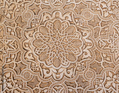 Hermoso diseño floral y abstracto de yeso cocido en los palacios nazaríes del conjunto histórico de la Alhambra de Granada, España