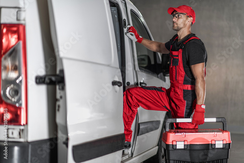Quadro su tela Repairman Departing After Successfully Finished Work