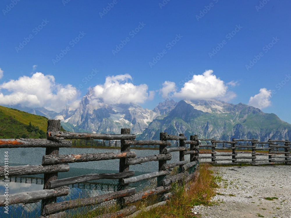scenico ed evocativo panorama montuoso dolomitico in estate scenico ed evocativo panorama montuoso dolomitico in estate
