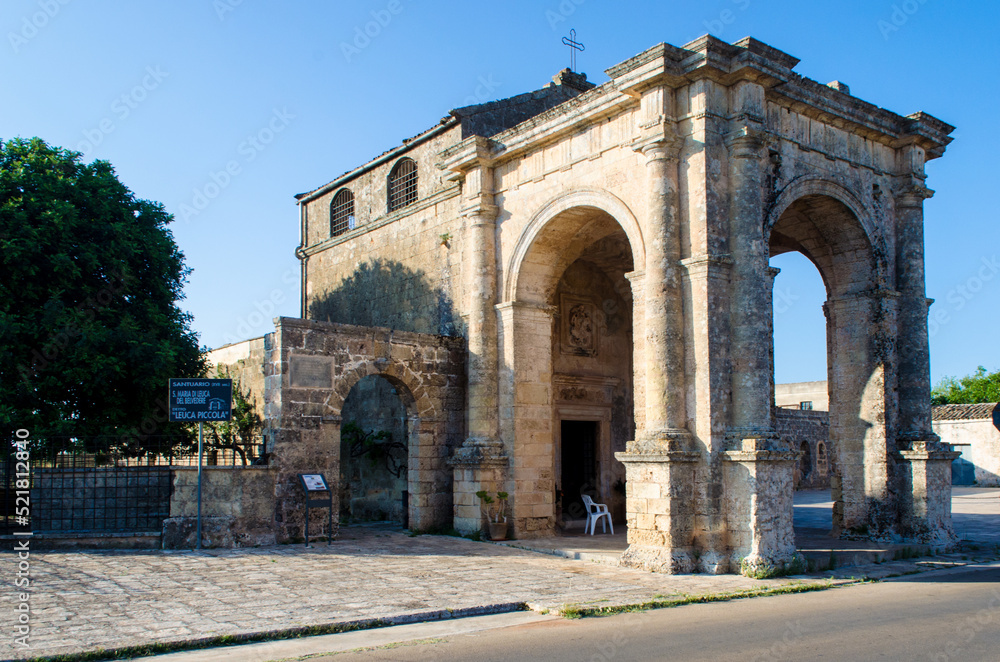 Fototapeta premium Il santuario di Leuca piccola alle porte di Barbarano del Capo in Puglia, storico punto sosta per i pellegrini lungo la Via Francigena del sud