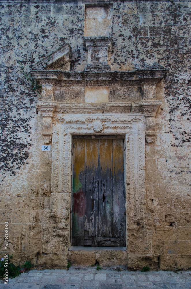La porta di un palazzo storico a Giuliano di Lecce in Salento, Puglia