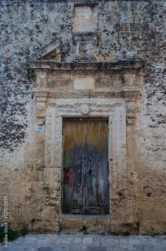 La porta di un palazzo storico a Giuliano di Lecce in Salento, Puglia