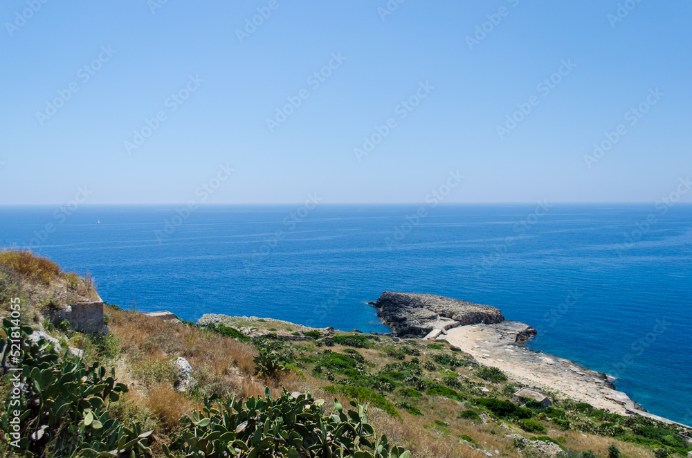 Panorama del mar Mediterraneo visto dal  santuario di Santa Maria di Leuca in Salento, Puglia, in una bella giornata di sole