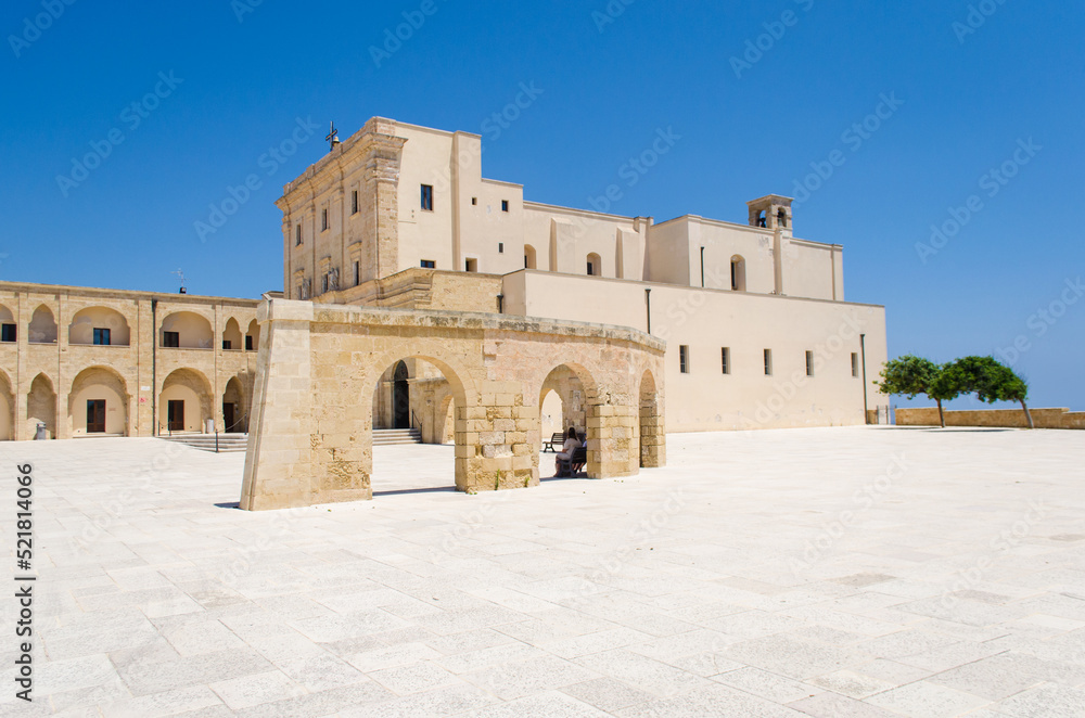 La piazza del santuario di Santa Maria di Leuca in Salento, Puglia, in una bella giornata di sole