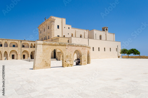 La piazza del santuario di Santa Maria di Leuca in Salento, Puglia, in una bella giornata di sole