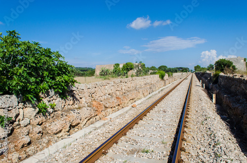 I binari del treno attraversano la campagna del Salento in Puglia nelle vicinanze di Ruggiano photo