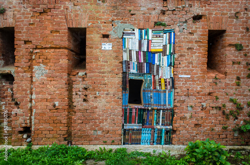 Una porta delle mura interne del Forte Treporti, vicino a Punta sabbioni, Venezia, riempita di libri photo