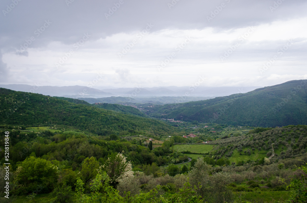 Il panorama sulla Garfagnana dalla Via del Volto Santo, cammino che parte da Pontremoli e arriva a Lucca
