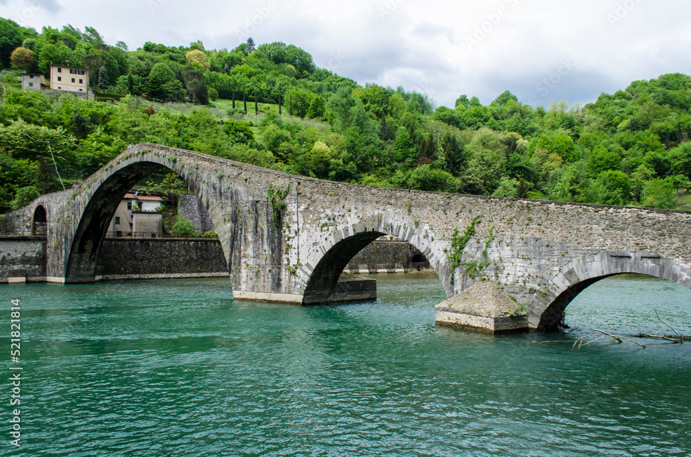 Il Ponte del diavolo, tipico ponte medievale a schiena di asino detto ponte gobbo, a Borgo a Mozzano in Garfagnana lungo la Via del Volto Santo, cammino che parte da Pontremoli e arriva a Lucca