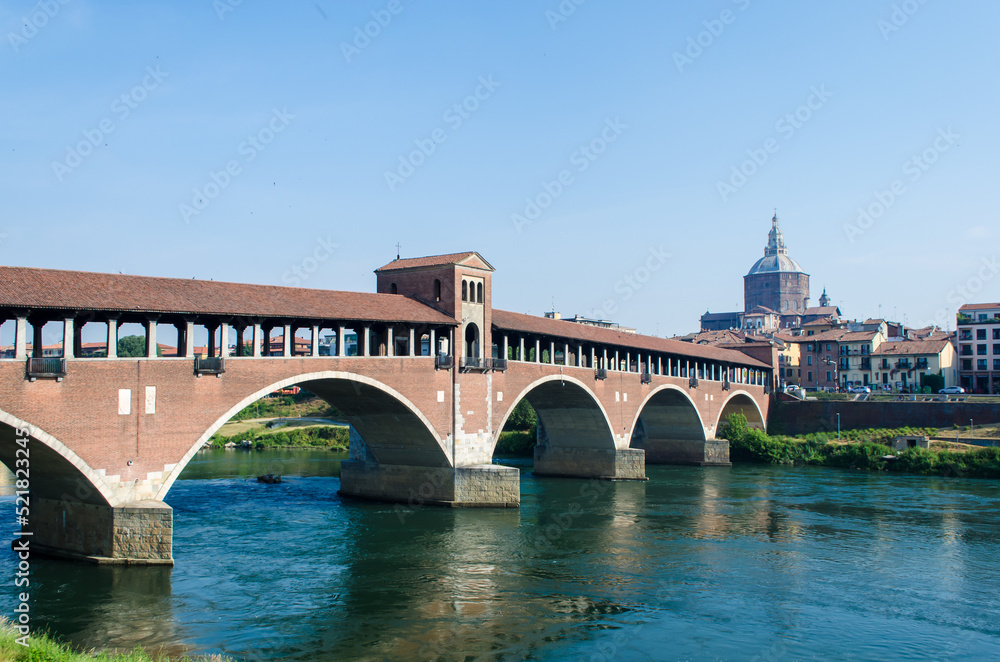 Il onte coperto di Pavia che attraversa il fiume Ticino in una giornata di sole