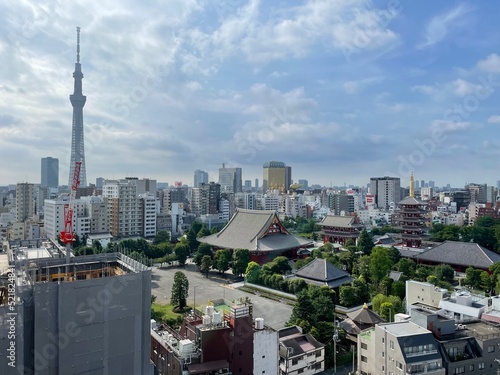 東京の街並みと空に伸びる東京スカイツリー