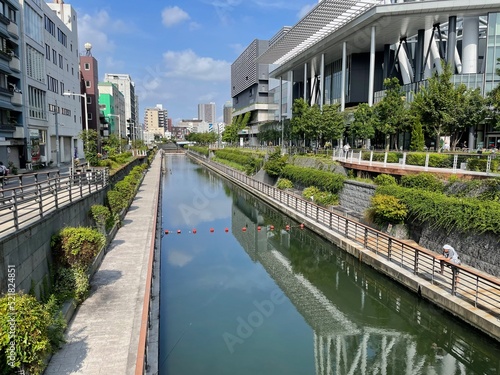 住宅街を流れる川