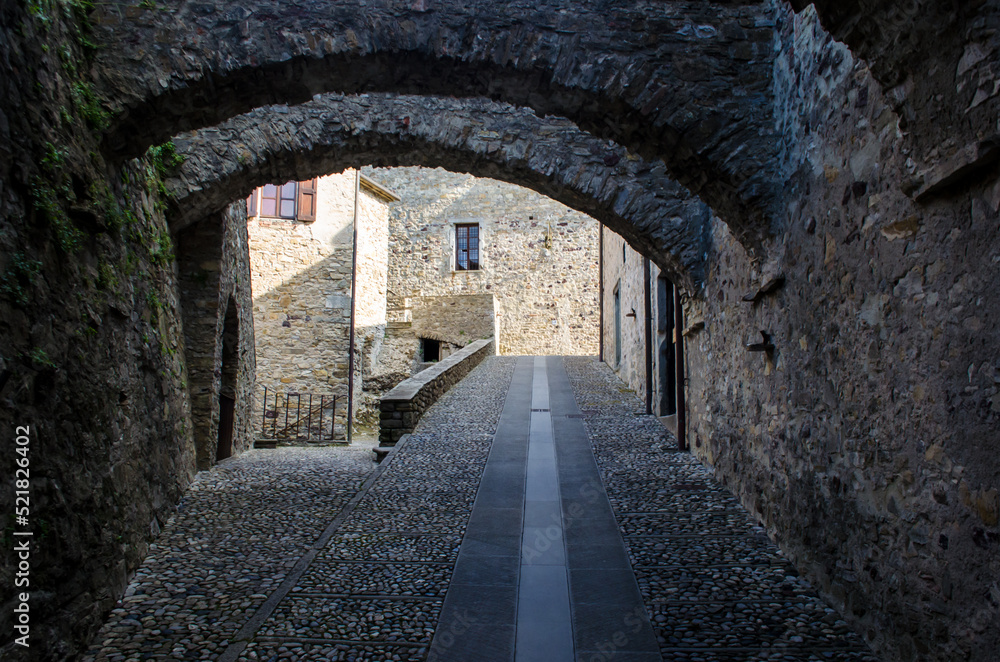 Uno scorcio dell'interno del castello di Bardi, borgo lungo la Via degli abati, cammino che parte da Pavia e arriva a Pontremoli